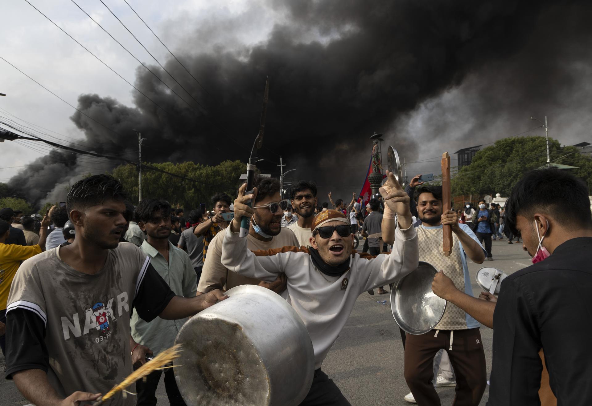 Manifestantes nepalíes frente al palacio Singha Durbar, que alberga los edificios del Gobierno y del Parlamento durante las violentas manifestaciones en Kathmandú, el 9 de septiembre de 2025. EFE/EPA/NARENDRA SHRESTHA