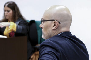 Imagen de archivo (12/11/2024).- El periodista Saül Gordillo, exdirector de Catalunya Ràdio y de la Agencia Catalana de Notícies (ACN), acusado de un delito de agresión sexual por tocamientos a una redactora del diario digital "El Principal" que entonces dirigía en una cena de empresa en diciembre de 2022 durante el juicio que se ha iniciado hoy en la Ciutat de la Justicia de Barcelona. EFE/Quique García POOL