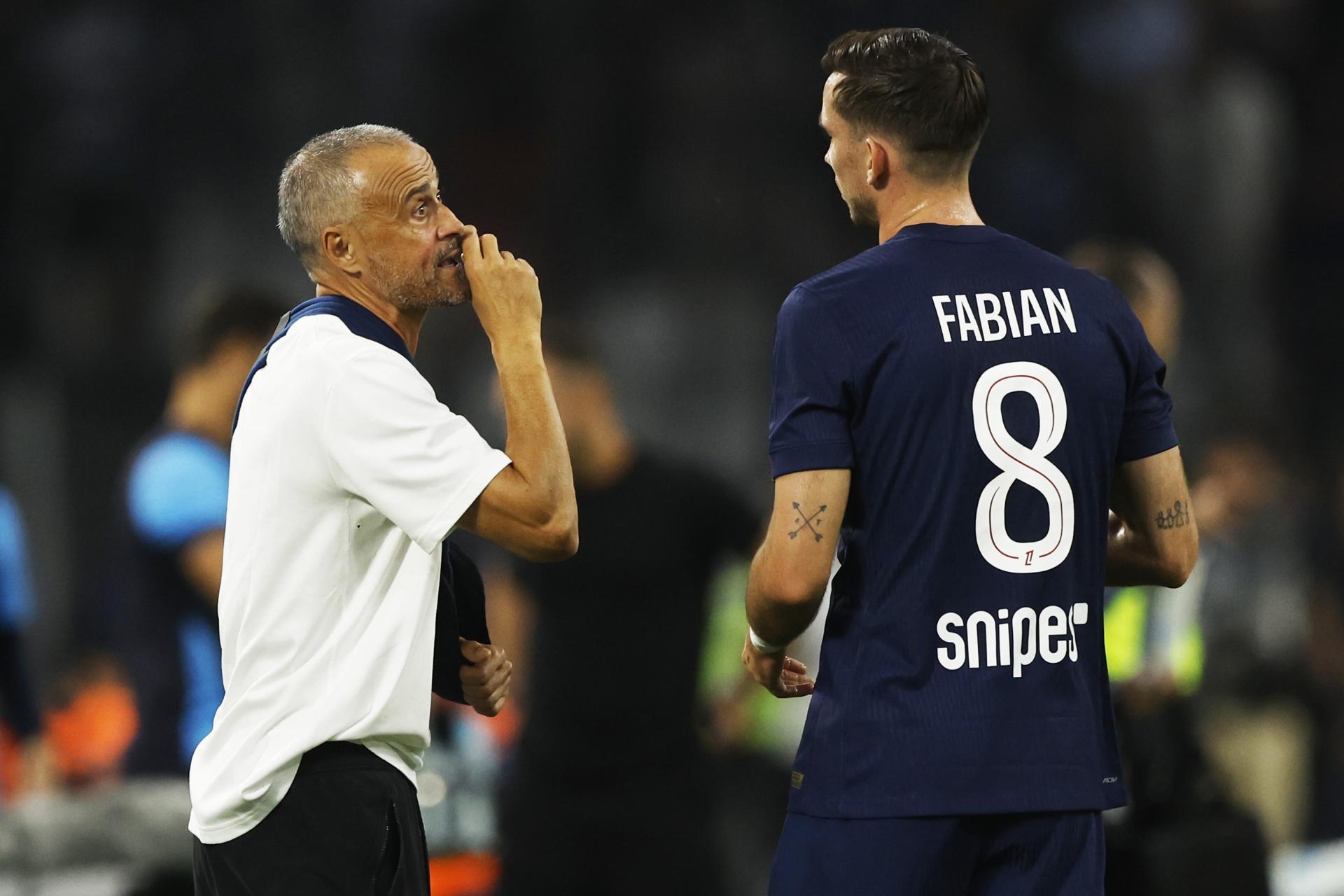 El entrenador del PSG, el español Luis Enrique Martínez, durante el partido de este lunes entre el Olympique de Marsella y el Paris Saint-Germain. EFE/ Guillaume Horcajuelo
