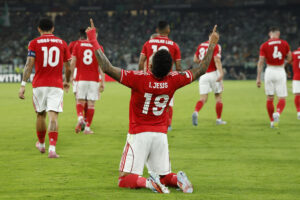 El delantero brasileño del Nottingham Forest, Igor Jesus, celebra el segundo gol del equipo británico durante el encuentro correspondiente a la fase regular de la Liga Europa que disputan Betis y Nottingham Forest en el estadio de La Cartuja, en Sevilla. EFE / Julio Muñoz.