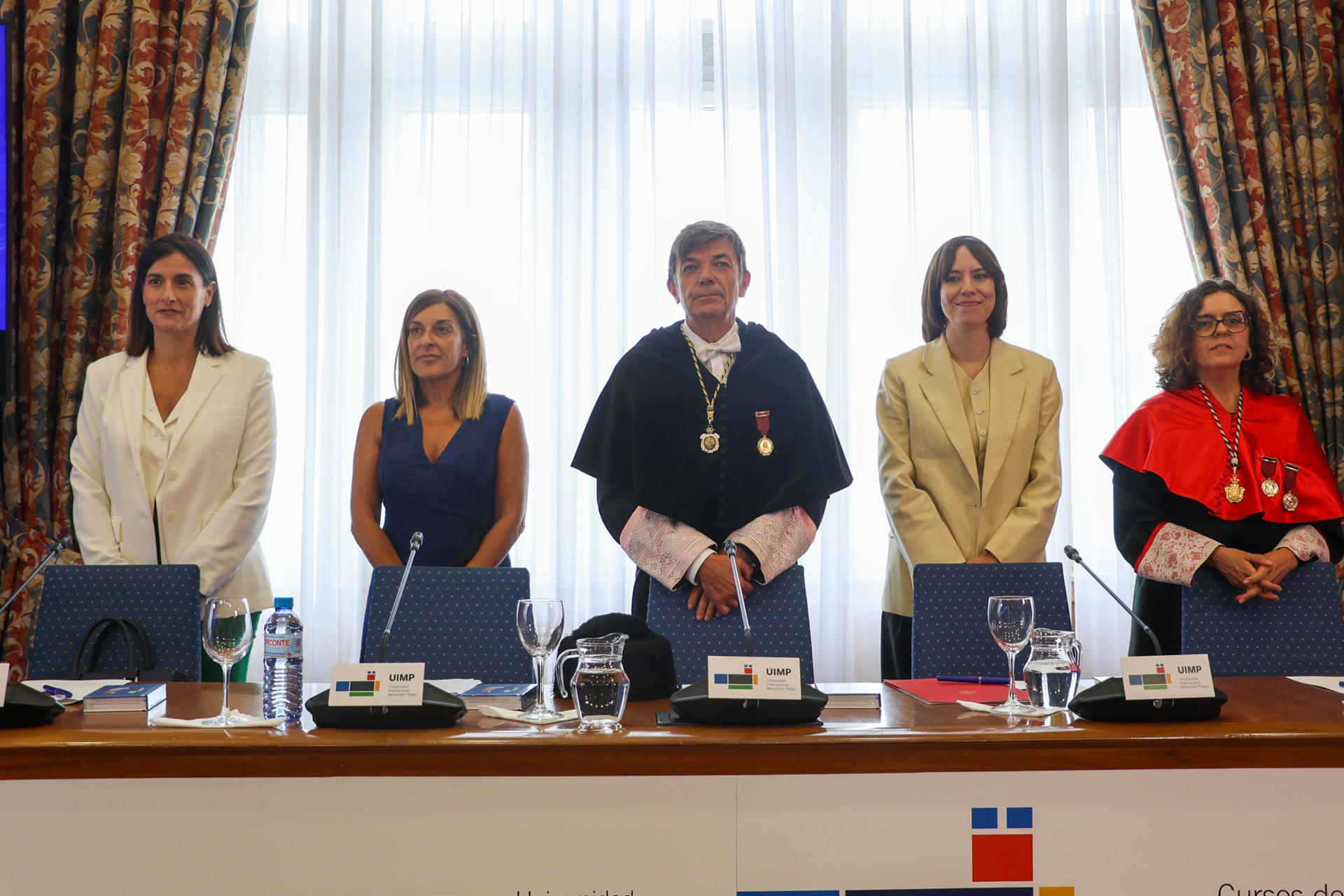 La ministra de Universidades, Diana Morant (2d), y la presidenta de Cantabria, María José Sáenz de Buruaga (2i), junto al rector de la UIMP, Carlos Andradas (c), y la alcaldesa de Santander, Gema Igual (i), durante la inauguración, este jueves, del curso 'Empleabilidad y emprendimiento', organizado en colaboración con la CRUE y que tiene lugar en la Universidad Internacional Menéndez Pelayo. EFE/ Celia Agüero Pereda