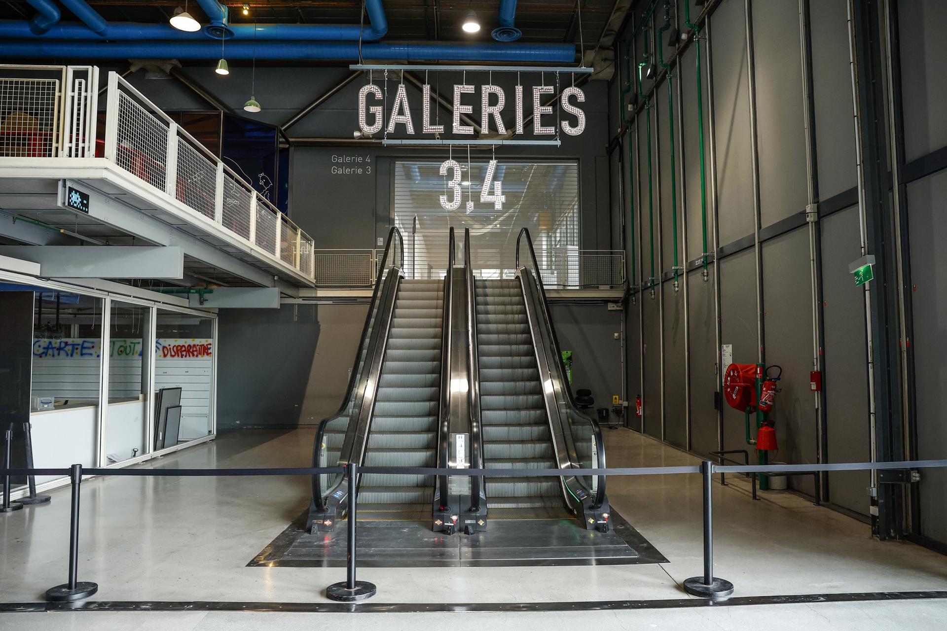 París, 22 sep (EFE).- El Centro Pompidou cierra este lunes las puertas de su edificio histórico en París para iniciar una profunda renovación que se prolongará hasta 2030; un "día histórico, triste, pero lleno de responsabilidad", según expresó Jeanne Brun, directora adjunta del museo de arte contemporáneo. EFE/EPA/YOAN VALAT
