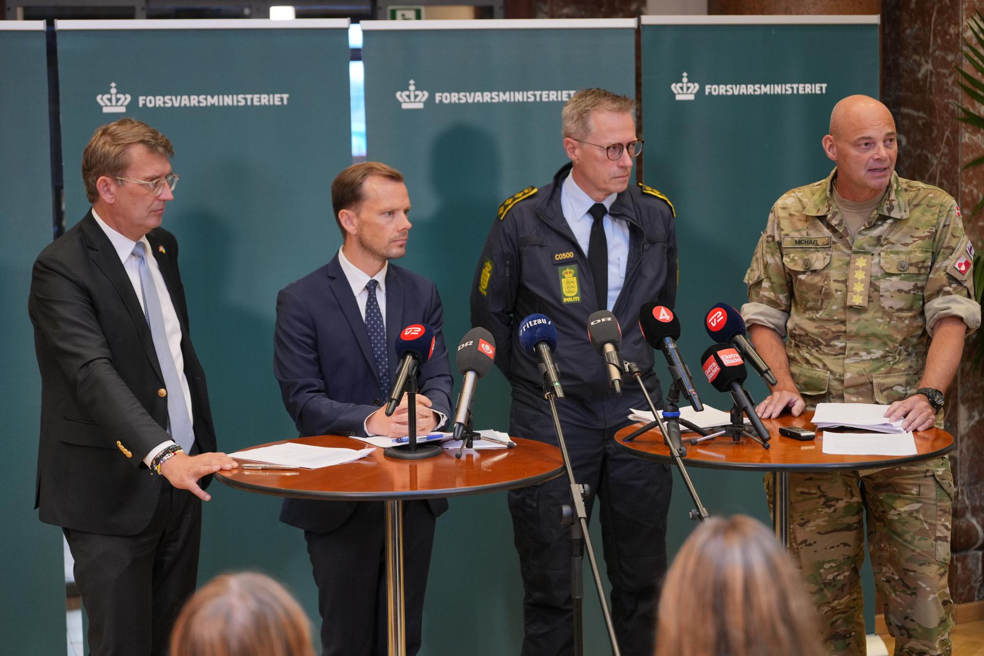 El ministro de Defensa danés,Troels Lund Poulsen, el ministro de Justicia, Peter Hummelgaard, el jefe de Policía Thorkild Fogde, y el jefe de Defensa, Michael Hyldgaard, en a una conferencia de prensa en el Ministerio de Defensa en Copenhague, Dinamarca, 25 de septiembre de 2025. 
EFE/EPA/Emil Helms DENMARK OUT
EFE/EPA/Emil Helms DENMARK OUT
