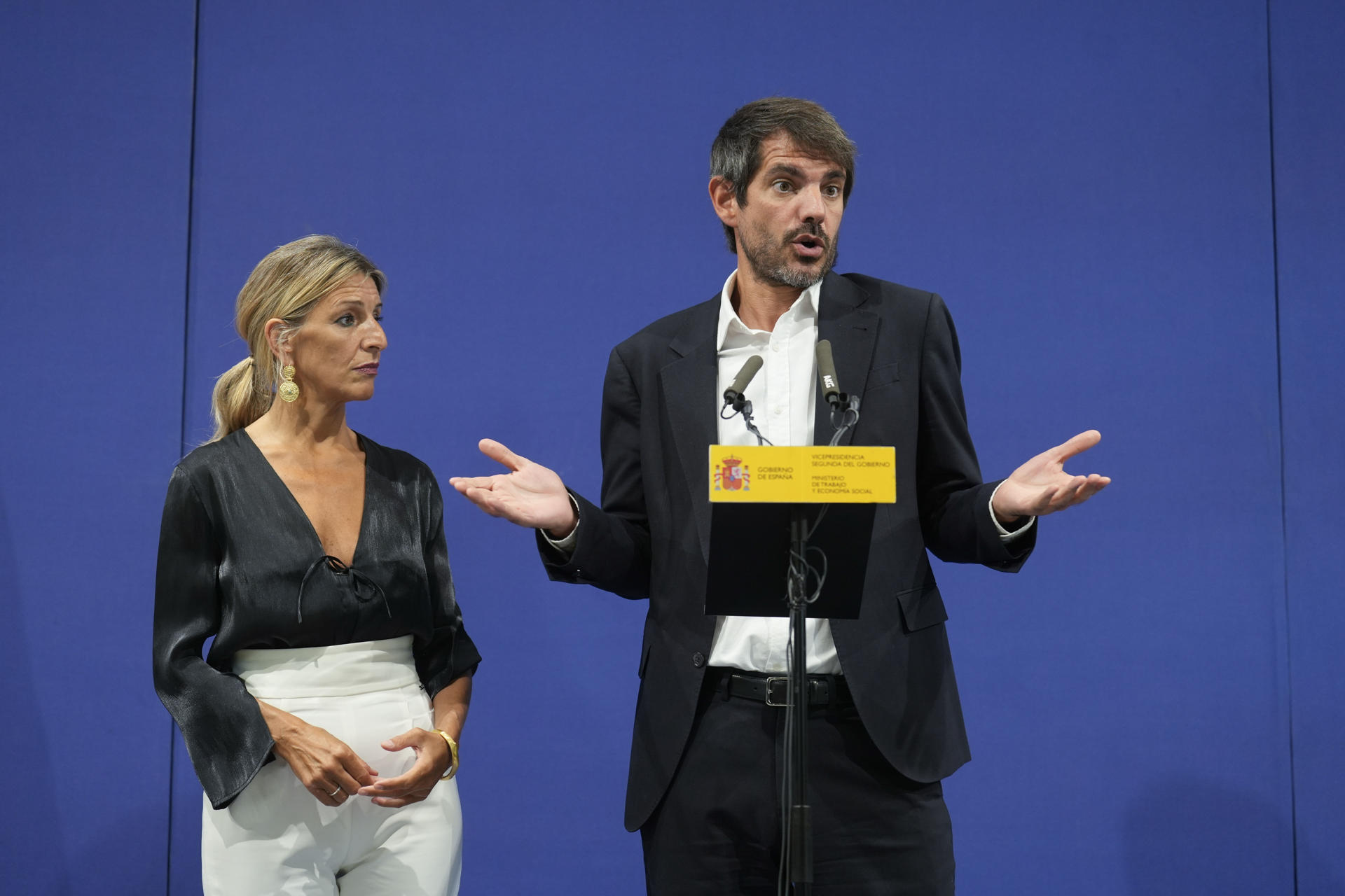 La vicepresidenta segunda y ministra de Trabajo y Economía Social, Yolanda Díaz (i), y el ministro de Cultura, Ernest Urtasun (d), ofrecen una rueda de prensa tras mantener una reunión de trabajo con representantes de Greenpeace, Ecologistas en Acción, Amigos de la Tierra, WWF y SEO Bird Life, así como del Colegio de Ingenieros Técnicos Forestales, para analizar la situación tras la reciente oleada de incendios. EFE/ Borja Sanchez-trillo
