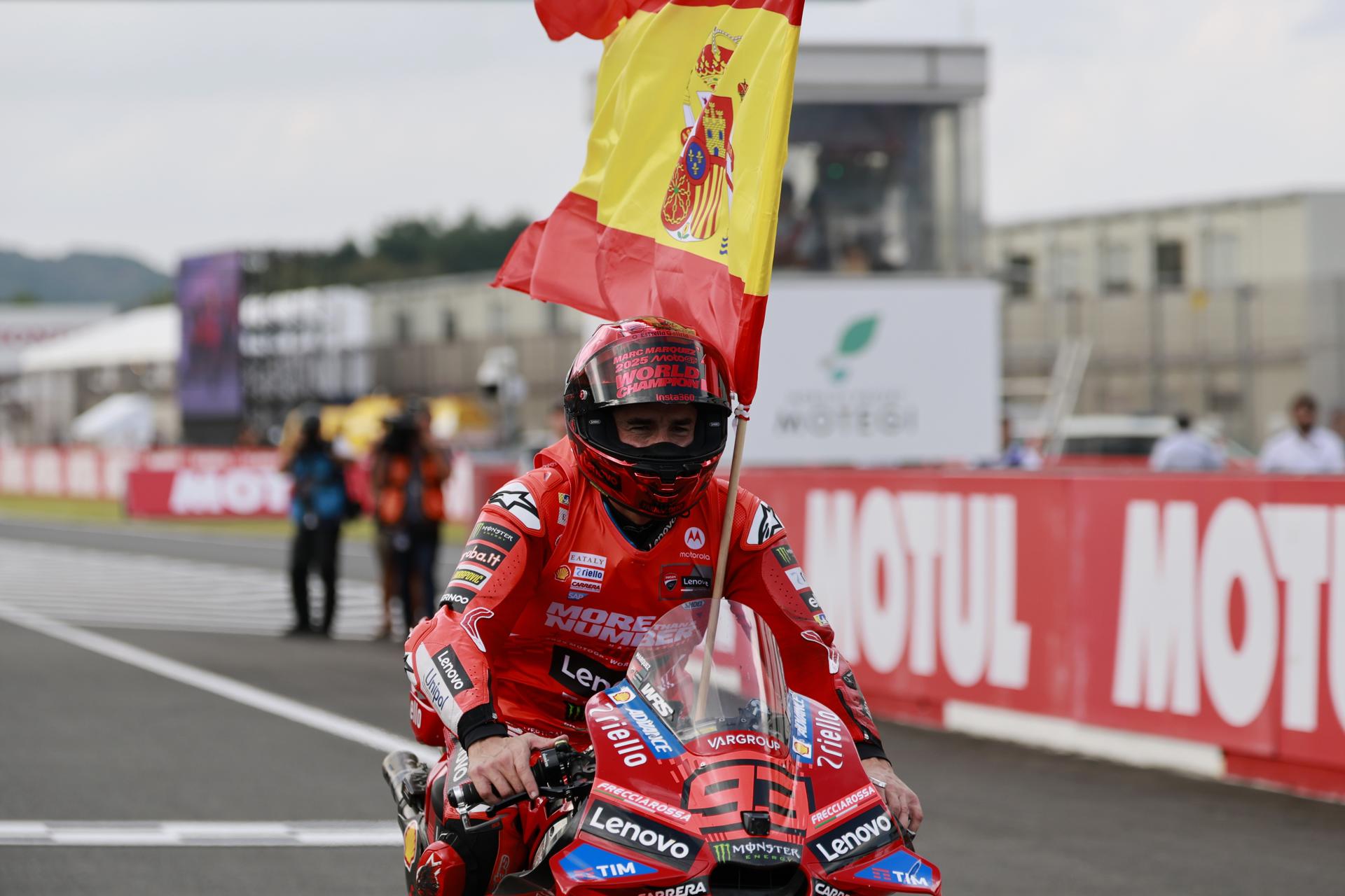 El piloto español del equipo MotoGP Ducati Lenovo Team Marc Márquez celebra su título de Campeón del Mundo 2025 después de la carrera en el Gran Premio de Motociclismo de Japón en Motegi. EFE/EPA/FRANCK ROBICHON