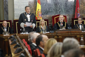 El rey Felipe VI (2i) junto al fiscal general del Estado,  Álvaro García Ortiz (2i), la  presidenta del Tribunal Supremo y el Consejo General del Poder Judicial (CGPJ), Isabel Perelló (3i), el magistrado Jacobo Barja de Quiroga López (i) y el ministro de Justicia Félix Bolaños (d) durante el tradicional acto de apertura del año judicial celebrado este viernes en el Tribunal Supremo en Madrid. EFE/Chema Moya POOL