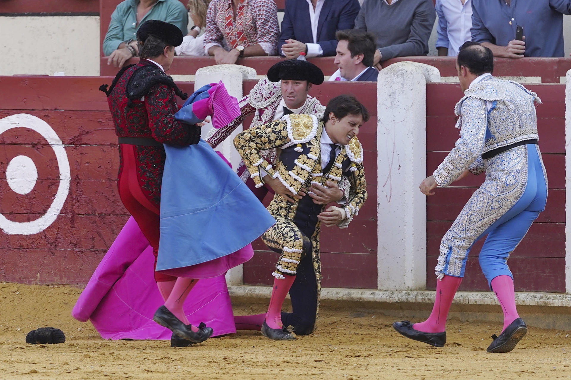 El diestro peruano Roca Rey (c) sufre un percance con el primer toro de su lidia esta tarde en la tercera de abono de la Feria de Valladolid, con toros con la divisa de Garcigrande. EFE/Nacho Gallego
