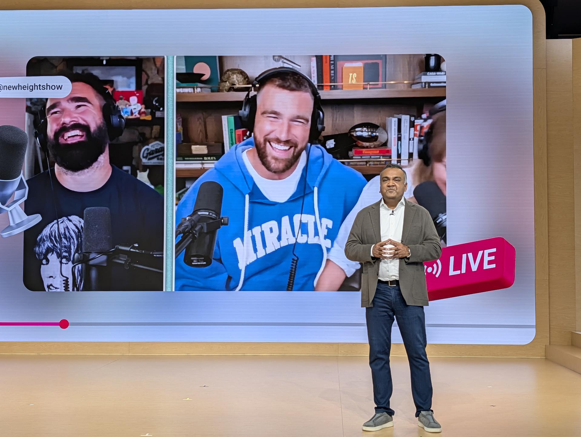 El director ejecutivo de YouTube, Neal Mohan, habla frente a una pantalla con las imágenes de los jugadores de fútbol americano Jason (i) y Travis Kelce (d), durante el evento 'Made on YouTube' celebrado este martes en Nueva York (EE.UU.). EFE/Sarah Yáñez-Richards