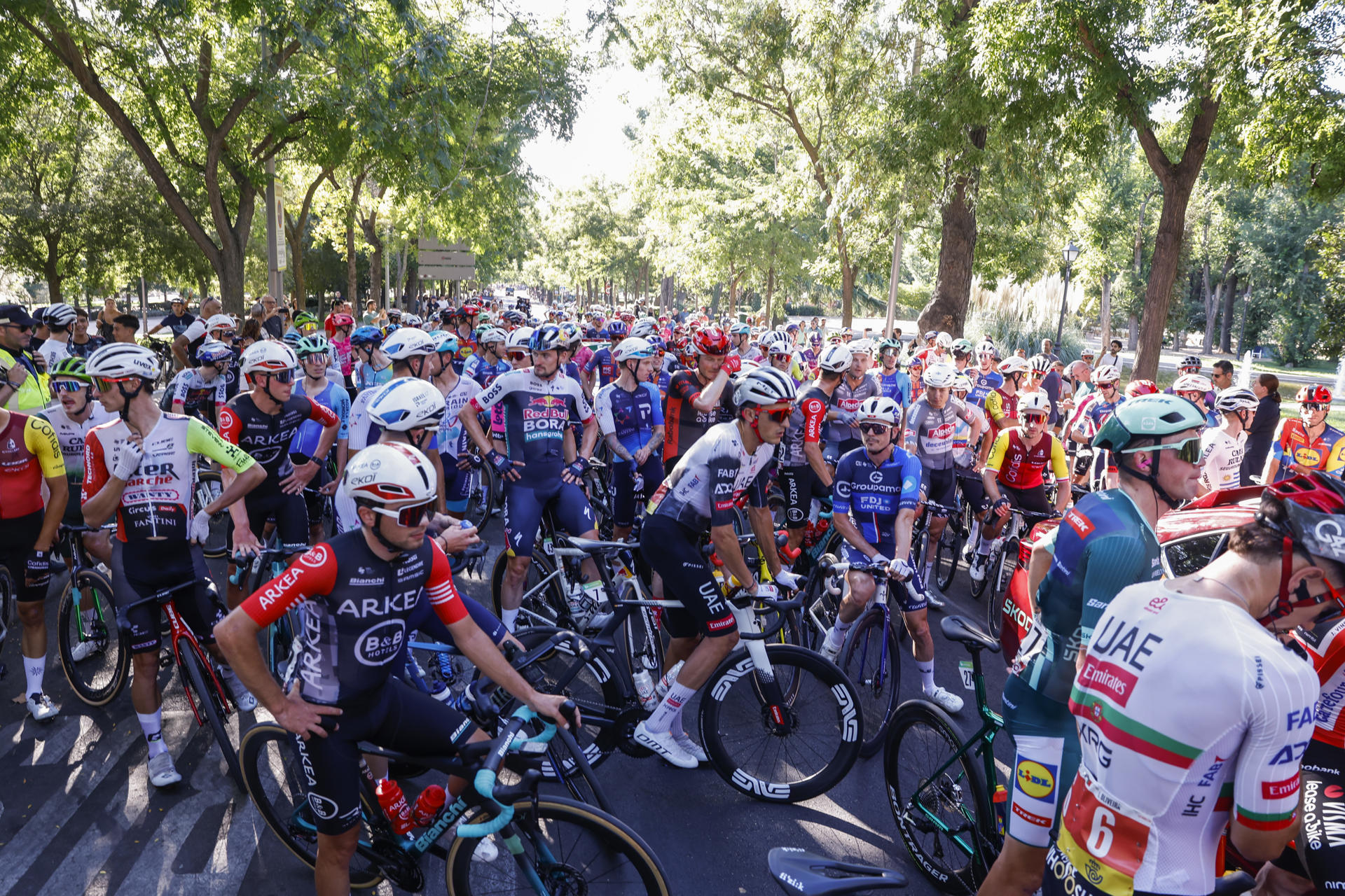 El pelotón al final de la 21ª y última etapa de La Vuelta a España, entre Alalpardo y Madrid, en Madrid, España, el 14 de septiembre de 2025. La etapa tiene una longitud de 103,6 km. La Vuelta finalizó a 56 kilómetros de la meta en la Plaza de Cibeles debido a las manifestaciones y disturbios de grupos propalestinos que invadieron las principales calles de Madrid, obligando a la policía a intervenir. EFE/ Javier Lizon
