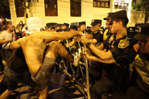 Personas se enfrentan a integrantes de la Policía de Paraguay durante una manifestación este domingo, en Asunción (Paraguay). EFE/ Juan Pablo Pino