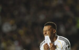 El delantero francés Kylian Mbappé (c) del Real Madrid se lamenta durante el partido de la UEFA Champions League que han jugado Kairat Almaty y Real Madrid, en Almaty, Kazajstán. EFE/EPA/MAXIM SHIPENKOV