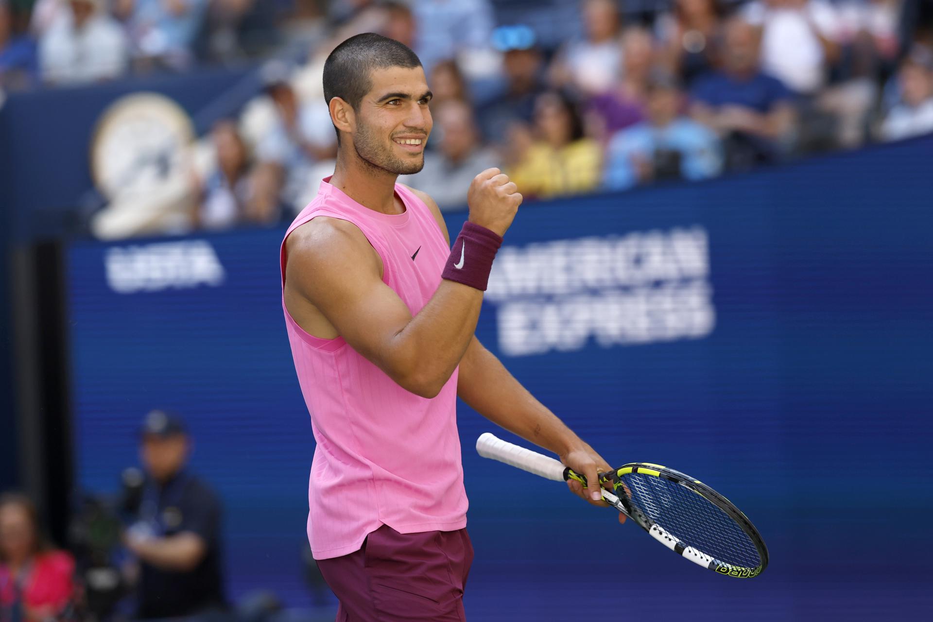 El español Carlos Alcaraz derrotó este domingo al francés Arthur Rinderknech y se clasificó para los cuartos de final del Abierto de Estados Unidos. EFE/EPA/JOHN G. MABANGLO