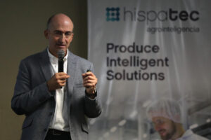 El director ejecutivo de la empresa española Hispatec, José Luis Molina, fue captado este miércoles, 17 de septiembre, durante la presentación de la primera plataforma de inteligencia artificial (IA) desarrollada para la producción agrícola de frutas y hortalizas, en Lima (Perú). EFE/Paolo Aguilar