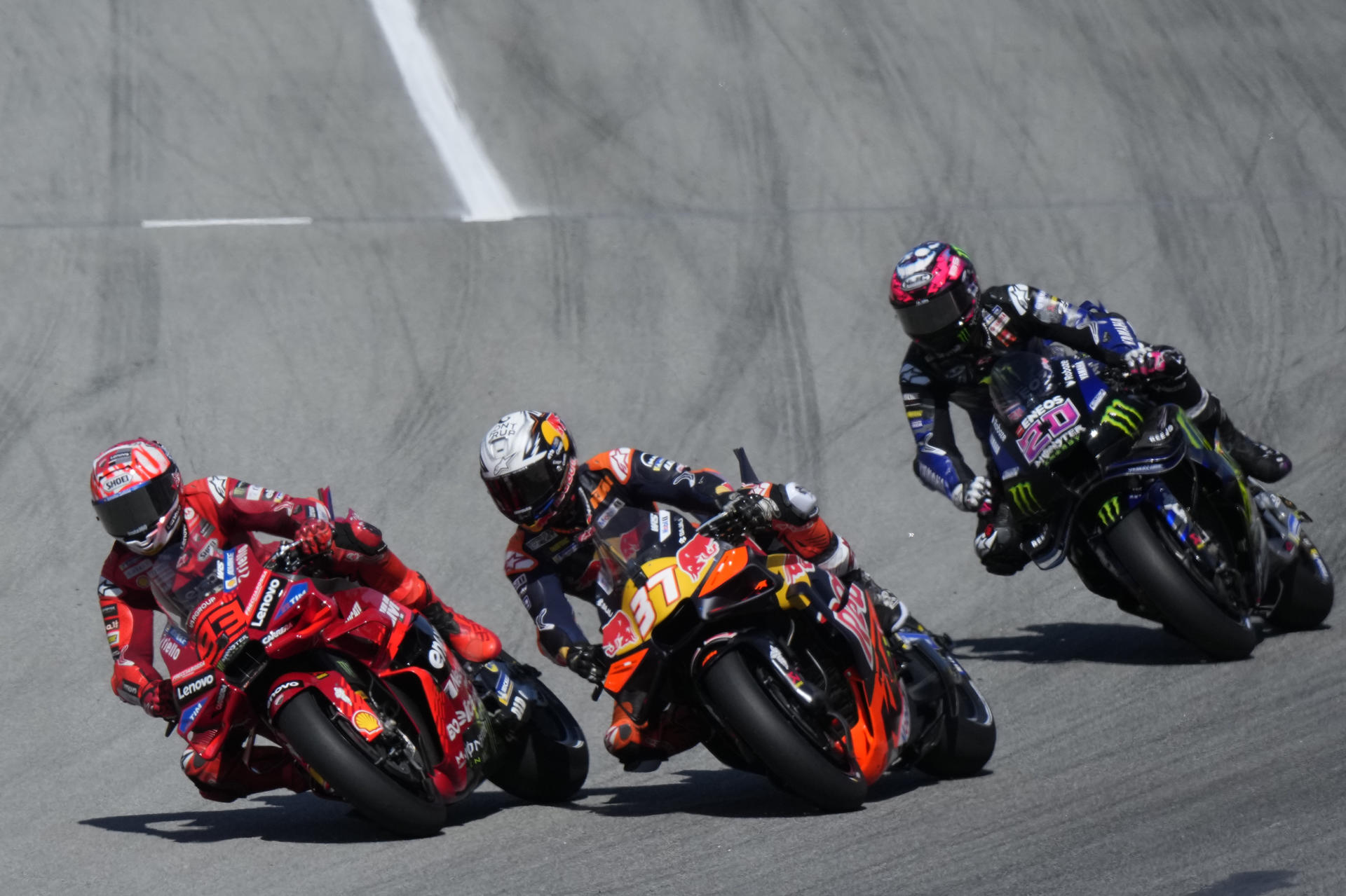 El piloto español de MotoGP Marc Márquez (i) (Ducati Lenovo Team) durante la carrera al sprint del Gran Premio de Cataluña, que se disputará en el circuito de Barcelona-Cataluña en Montmeló. EFE/ Alejandro García