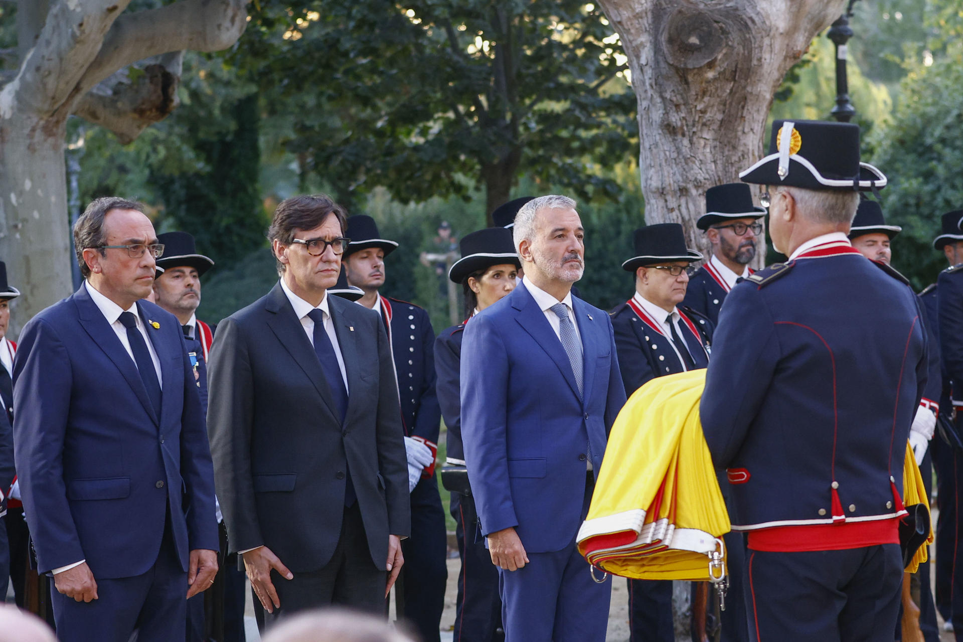 El presidente del Parlamento de Cataluña, Josep Rull (i), el presidente de la Generalitat, Salvador Illa (c), que protagoniza el discurso institucional con motivo del 11 de septiembre y el alcalde de Barcelona Jaume Collboni inauguran las celebraciones oficiales de la Diada con un acto solemne de izada de la 'senyera'. EFE/ Quique García
