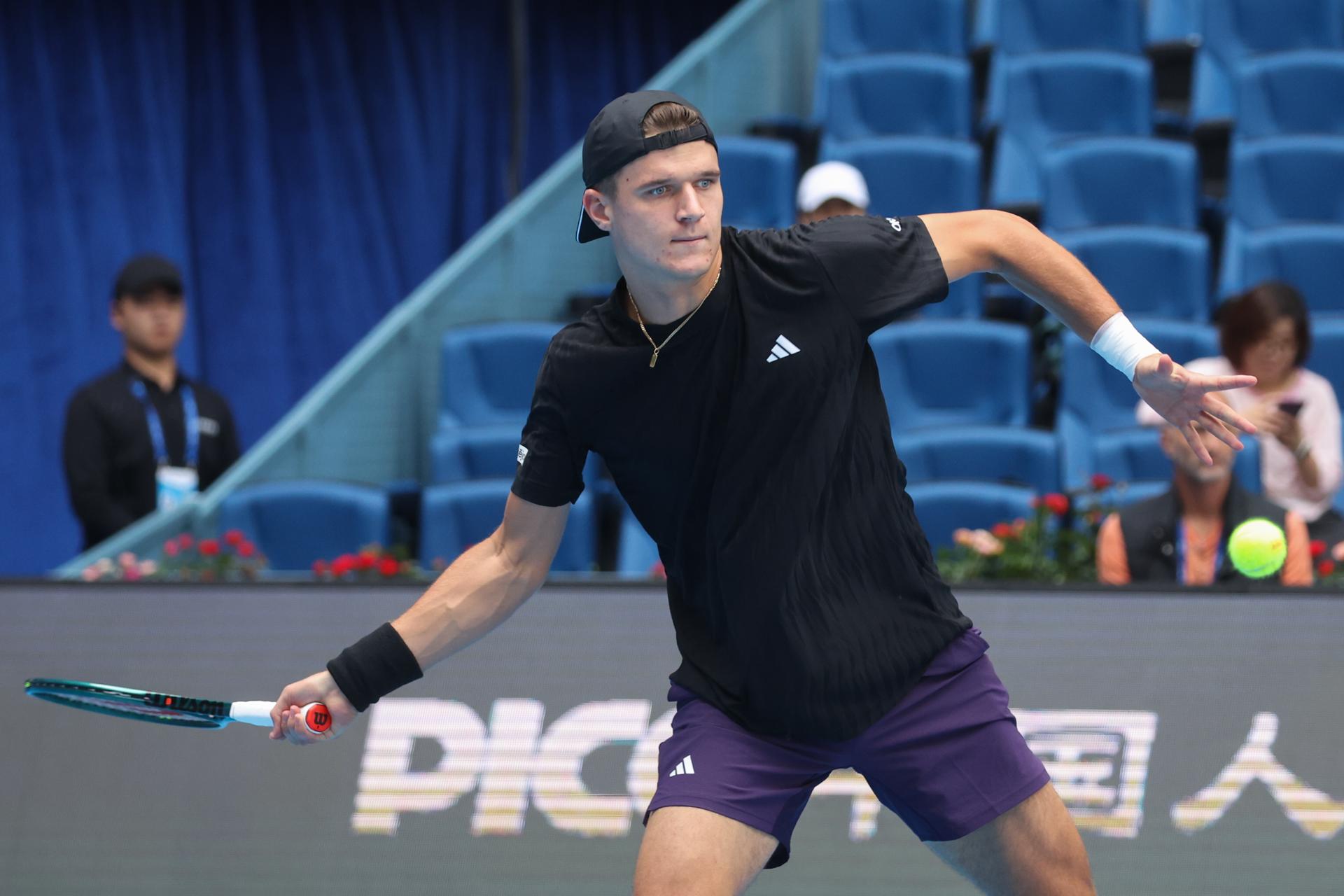 BEIJING (China), 29/09/2025.- Jakub Mensik of the Czech Republic in action against Alex de Minaur of Australia at the China Open tennis tournament in Beijing, China, 29 September 2025. (Tenis, República Checa) EFE/EPA/JESSICA LEE
