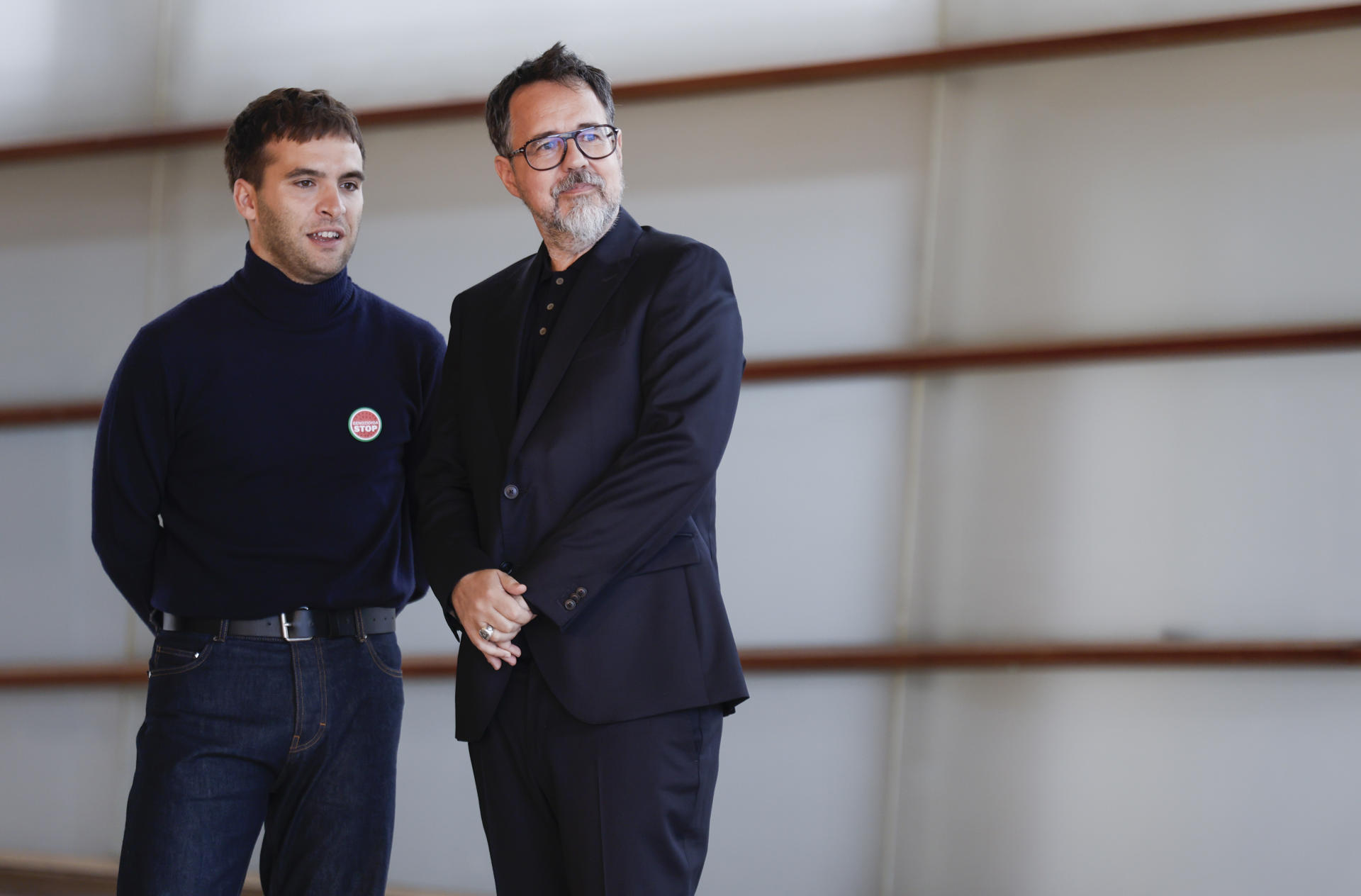 El realizador, Paco Plaza (d), posa junto al actor, Ricardo Gómez (i), tras presentar su película 'La suerte', incluida en la Sección Oficial del Festival de la 73 edición del Festival Internacional de Cine de San Sebastián. EFE/Juan Herrero