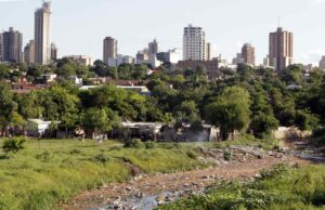 Fotografía de archivo de una vista general panorámica de la capital paraguaya, desde un canal de desagüe de la bahía de Asunción. EFE/Andrés Cristaldo