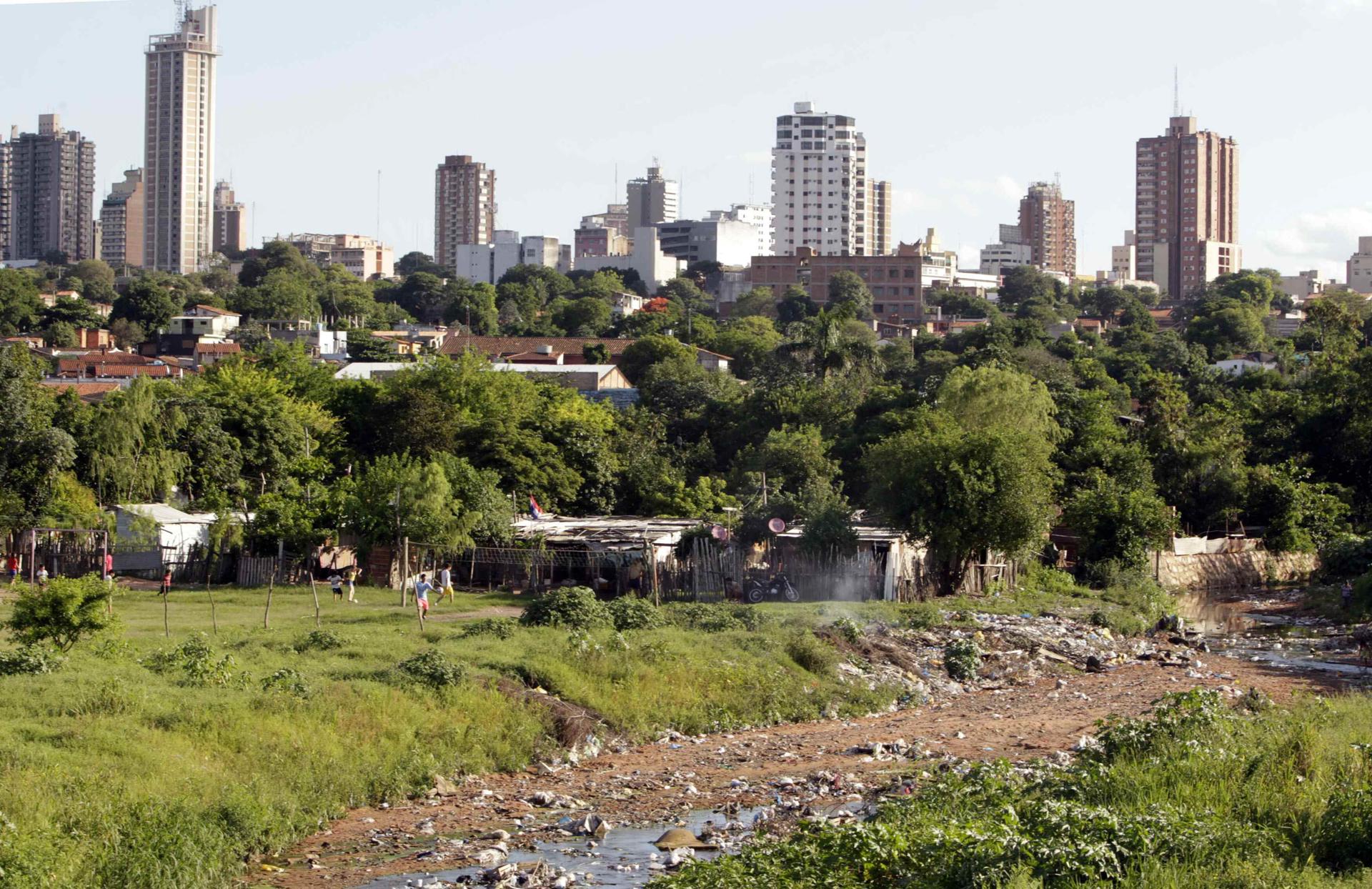 Fotografía de archivo de una vista general panorámica de la capital paraguaya, desde un canal de desagüe de la bahía de Asunción. EFE/Andrés Cristaldo