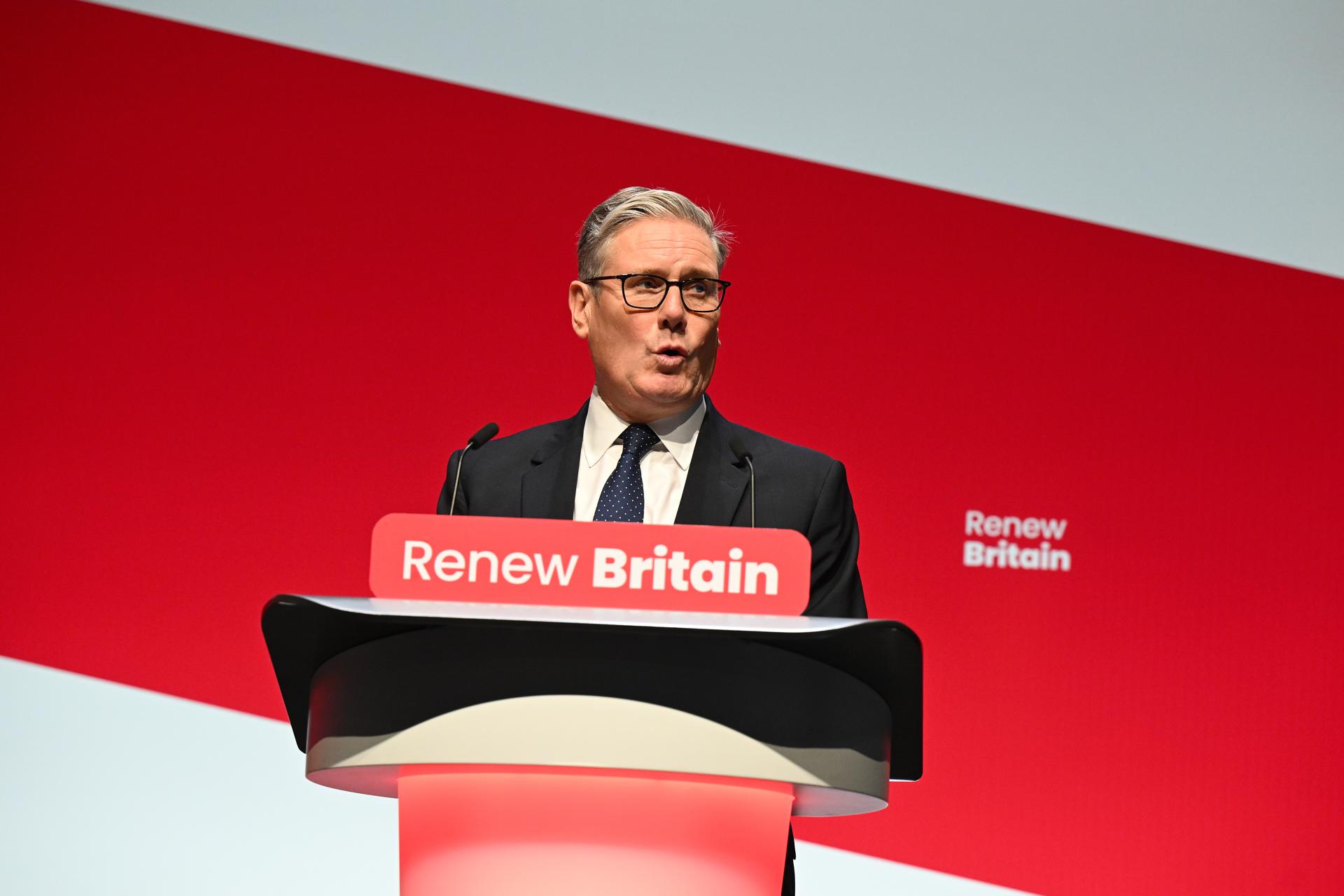 El primer ministro británico, Keir Starmer, al intervenir este domingo, 28 de septiembre, en la Conferencia Anual del Partido Laborista británico, en Liverpool. (Reino Unido) EFE/Lukas Coch