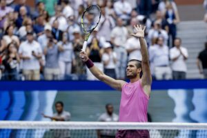 Carlos Alcaraz de España reacciona después de derrotar a Novak Djokovic de Serbia durante las semifinales del Campeonato de Tenis del Abierto de EE. UU. EFE/EPA/JOHN G. MABANGLO