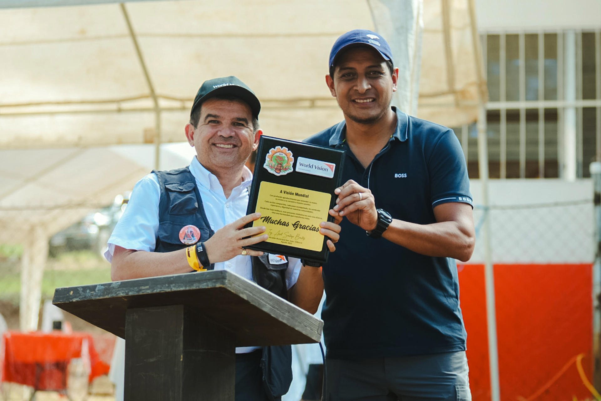 Fotografía sin fecha específica de toma cedida por World Vision que muestra a su director regional para América Latina y el Caribe, Joao Diniz, sosteniendo un reconocimiento (Honduras). EFE/ World Vision / SOLO USO EDITORIAL/ NO VENTAS/SOLO DISPONIBLE PARA ILUSTRAR LA NOTICIA QUE ACOMPAÑA (CRÉDITO OBLIGATORIO)