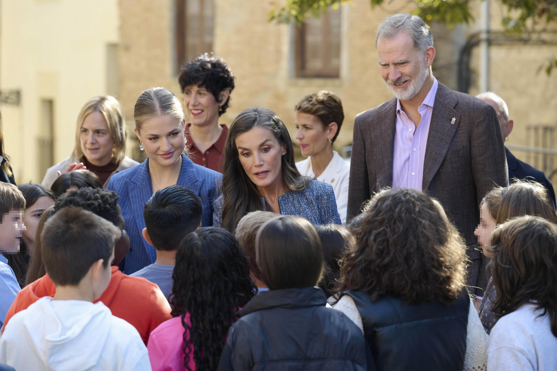 El rey Felipe VI (d), la reina Letizia (c) y la princesa Leonor (i) saludan a un grupo de niños en Olite durante la segunda jornada de su estancia en Navarra, este sábado, con la que pondrán fin al primer viaje oficial de la heredera de la Corona a la Comunidad Foral. EFE/ Iñaki Porto