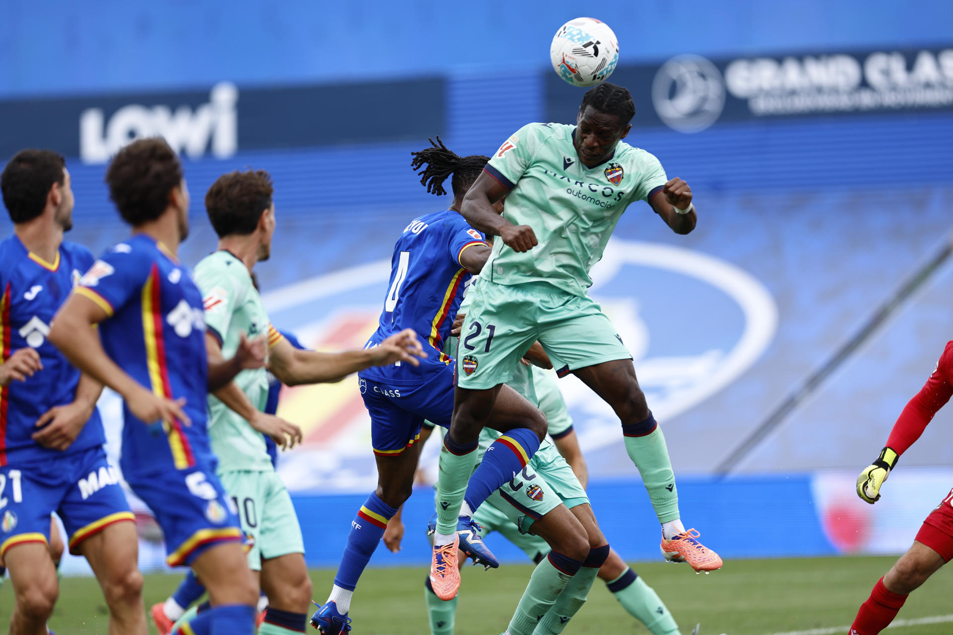 El delantero camerunés del Levante Etta Eyong durante el partido de la jornada 7 de LaLiga EA Sports que disputaron Getafe y Levante este sábado en el estadio Coliseum. EFE/ Rodrigo Jiménez