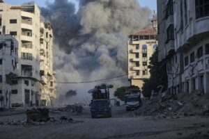 El humo se eleva en la Torre de La Meca tras un ataque aéreo israelí durante una operación militar en la ciudad de Gaza, Franja de Gaza, el 28 de septiembre de 2025. EFE/MOHAMMED SABER