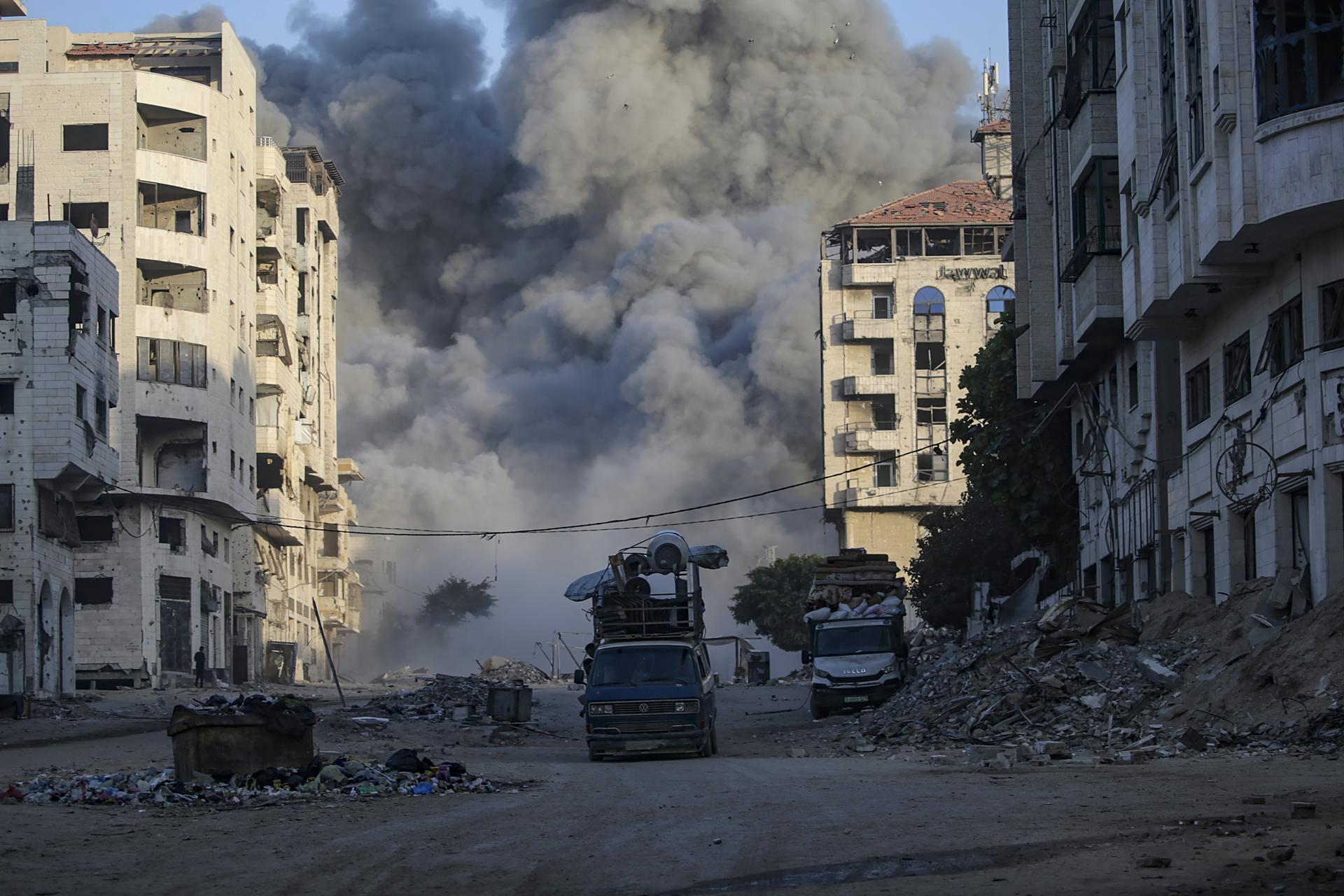 El humo se eleva en la Torre de La Meca tras un ataque aéreo israelí durante una operación militar en la ciudad de Gaza, Franja de Gaza, el 28 de septiembre de 2025. EFE/MOHAMMED SABER