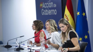 La ministra Portavoz, Pilar Alegría, María Jesús Montero, vicepresidenta primera y ministra de Hacienda, y Sara Aagesen, vicepresidenta tercera y ministra para la Transición Ecológica y el Reto Demográfico, durante la rueda de prensa posterior al Consejo de Ministros, este martes en Madrid. EFE/ Chema Moya