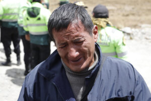 Elvis Atachahua, un habitante de la antigua población de Morococha, reacciona durante un operativo de desalojo este viernes, en Morococha (Perú). EFE/ Sebastián Blanco Salazar
