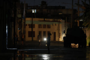 Fotografía de archivo, tomada el pasado 21 de agosto, de una vista general de una calle en penumbra, durante uno de los diarios apagones eléctricos, en el centro de La Habana (Cuba). EFE/Ernesto Mastrascusa
