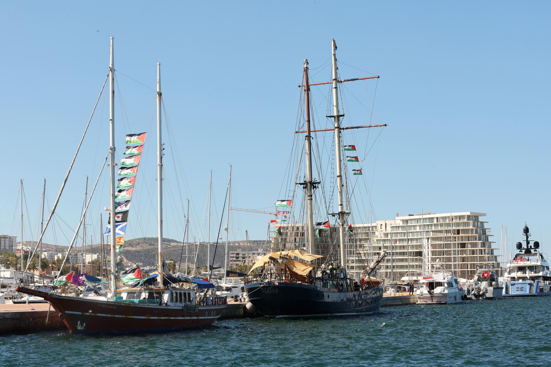 Foto de archivo que muestra banderas palestinas y de otros países ondeando a bordo de los barcos de la Flotilla Global Sumud (GSF). EFE/EPA/MOHAMED MESSARA