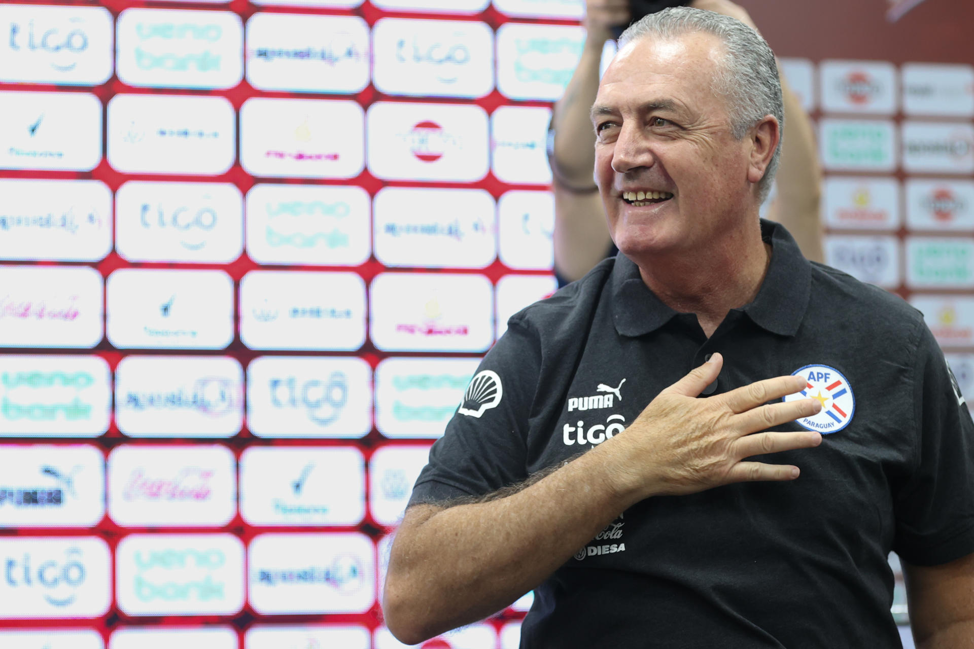 El seleccionador de Paraguay, Gustavo Alfaro, reacciona durante una conferencia de prensa en el Centro de Alto Rendimiento en Ypané (Paraguay). EFE/Juan Pablo Pino