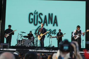 El grupo de rock alternativo mexicano La Gusana Ciega durante el concierto que han ofrecido hoy viernes en el Festival Vive Latino que se celebra en el espacio Expo de Zaragoza. EFE/ Javier Belver