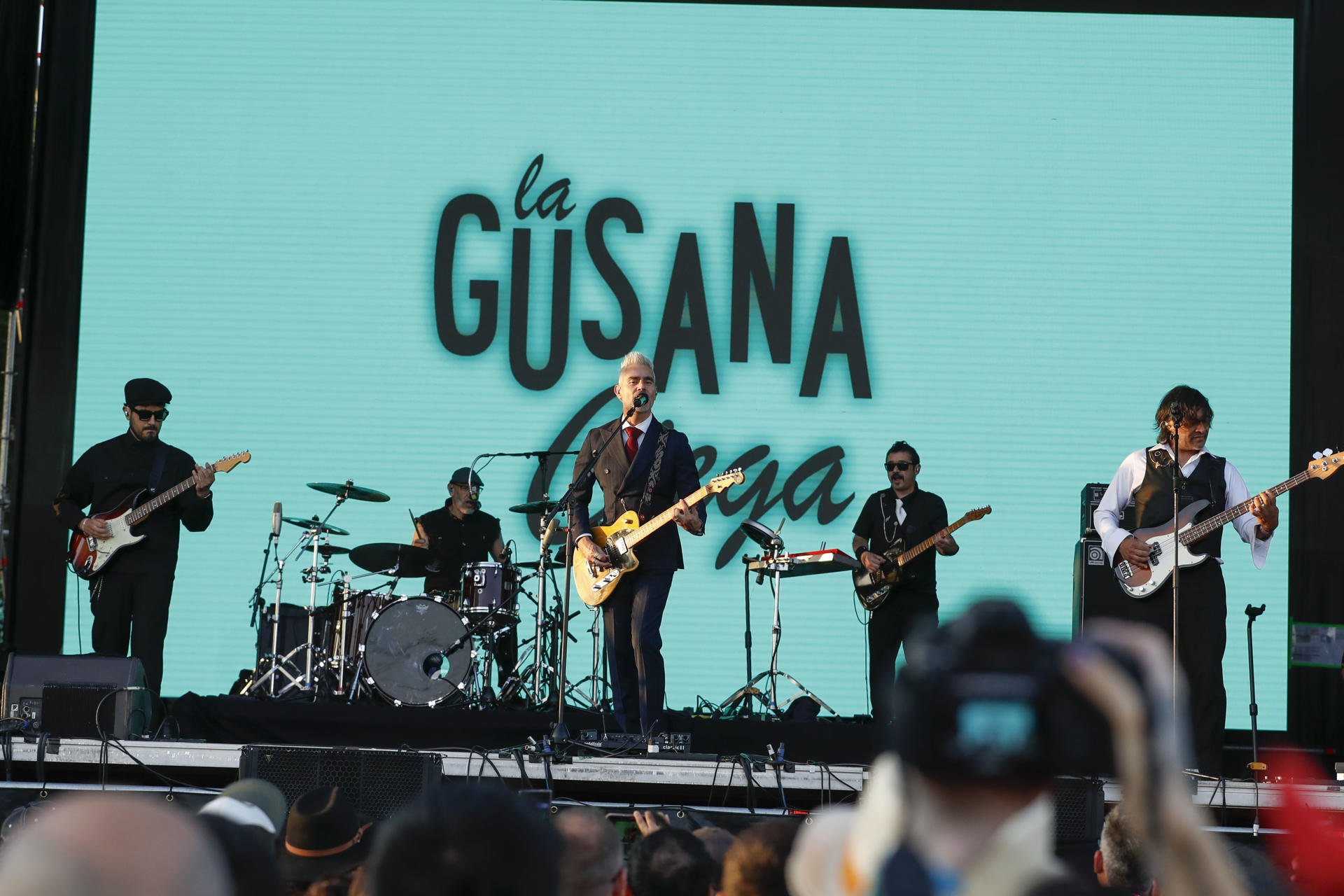 El grupo de rock alternativo mexicano La Gusana Ciega durante el concierto que han ofrecido hoy viernes en el Festival Vive Latino que se celebra en el espacio Expo de Zaragoza. EFE/ Javier Belver