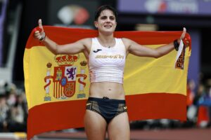 María Perez celebra su victoria n los 35 km marcha de los Mundiales de atletismo de Tokio. EFE/EPA/ALEX PLAVEVSKI