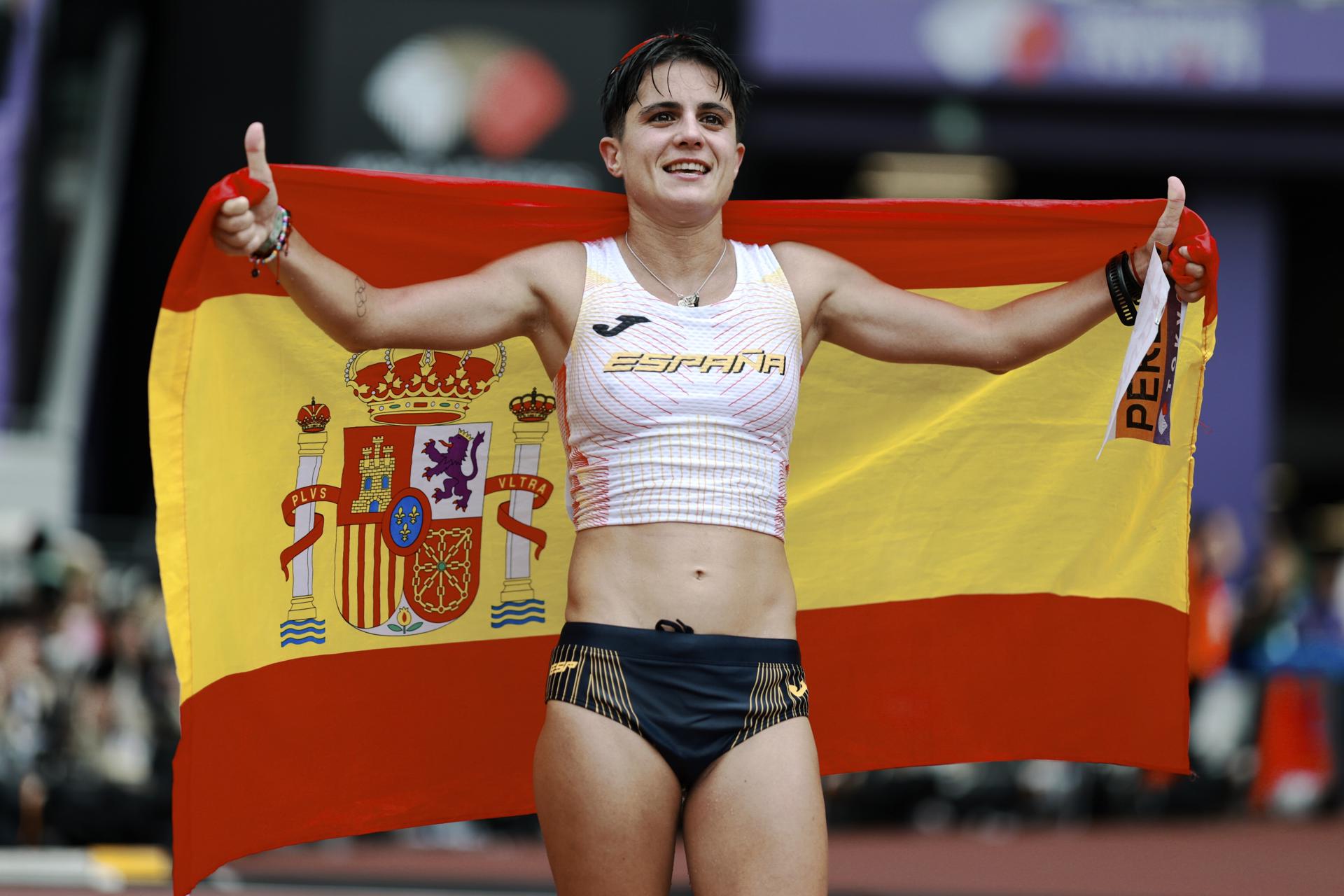 María Perez celebra su victoria n los 35 km marcha de los Mundiales de atletismo de Tokio. EFE/EPA/ALEX PLAVEVSKI