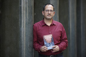 El periodista Víctor Maceda durante la entrevista con EFE con motivo de la presentación del libro que empezó a escribir cuando el barro aún llenaba las calles y que acaba publicarse, 'Les cicatrius de València' (Editorial Pòrtic), un ejercicio de periodismo narrativo en el que Maceda (València, 1976) se ha sumergido en la dos catástrofes separadas por siete décadas que han dejado una herida en el imaginario colectivo: la de 1957, ya cicatrizada, y la de 2024, aún abierta aunque se pueden sacar ya conclusiones. EFE/Biel Aliño