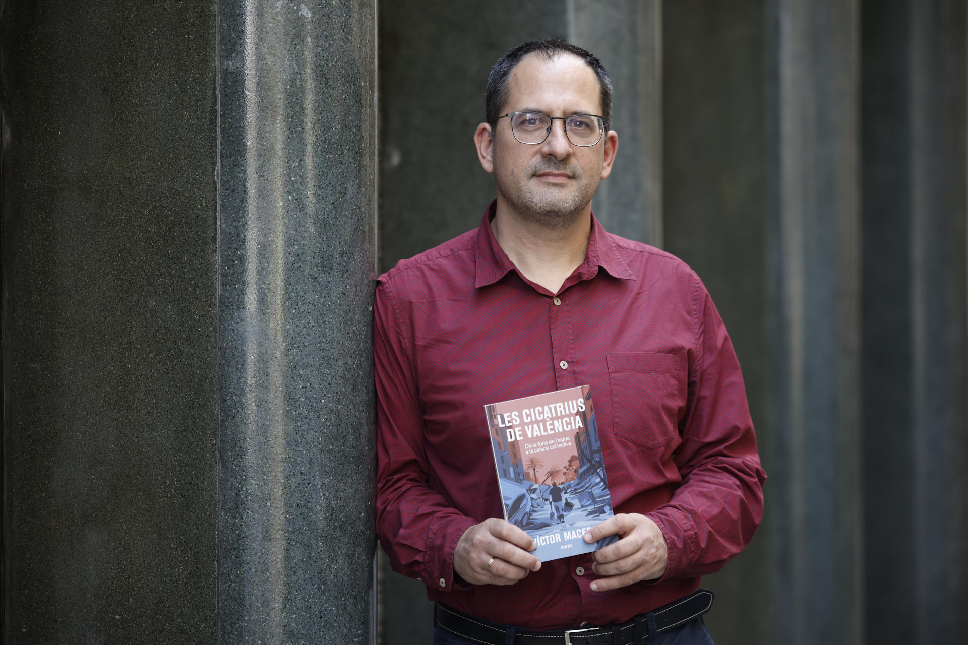 El periodista Víctor Maceda durante la entrevista con EFE con motivo de la presentación del libro que empezó a escribir cuando el barro aún llenaba las calles y que acaba publicarse, 'Les cicatrius de València' (Editorial Pòrtic), un ejercicio de periodismo narrativo en el que Maceda (València, 1976) se ha sumergido en la dos catástrofes separadas por siete décadas que han dejado una herida en el imaginario colectivo: la de 1957, ya cicatrizada, y la de 2024, aún abierta aunque se pueden sacar ya conclusiones. EFE/Biel Aliño