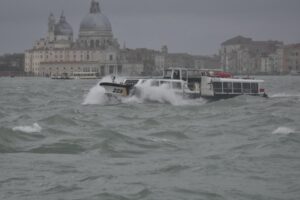 Las olas golpean un vaporetto que cruza los canales de Venecia en medio de un temporal, en una imagen de archivo. EFE/Andrea Merola
ITALY WEATHER:Venice (Italy), 28/12/2020.- Bad weather in Venice, northern Italy, 28 December 2020. A wave of blustery and wintry weather swept Italy on December. Ice, frost, strong winds, rainstorms and snow storms have caused disruption in several regions. (Italia, Niza, Venecia) EFE/EPA/Andrea Merola