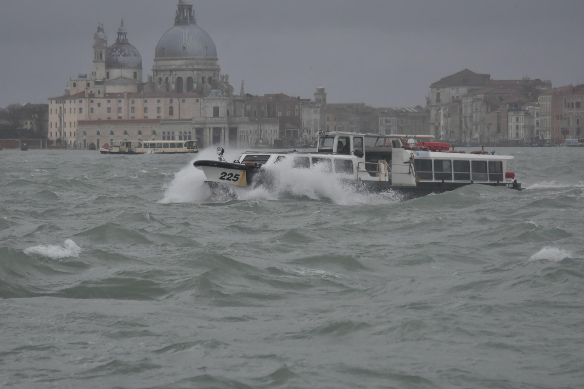 Las olas golpean un vaporetto que cruza los canales de Venecia en medio de un temporal, en una imagen de archivo. EFE/Andrea Merola