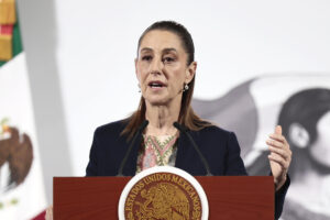 La presidenta de México, Claudia Sheinbaum, habla durante una rueda de prensa este lunes en Palacio Nacional de la Ciudad de México (México). EFE/José Méndez
