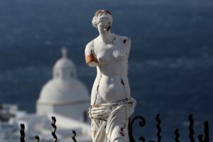 En la imagen de archivo, una escultura dañada tras los sismos sucedidos en la villa evacuada de Fira, en la isla de Santorini. EFE/EPA/ORESTIS PANAGIOTOU