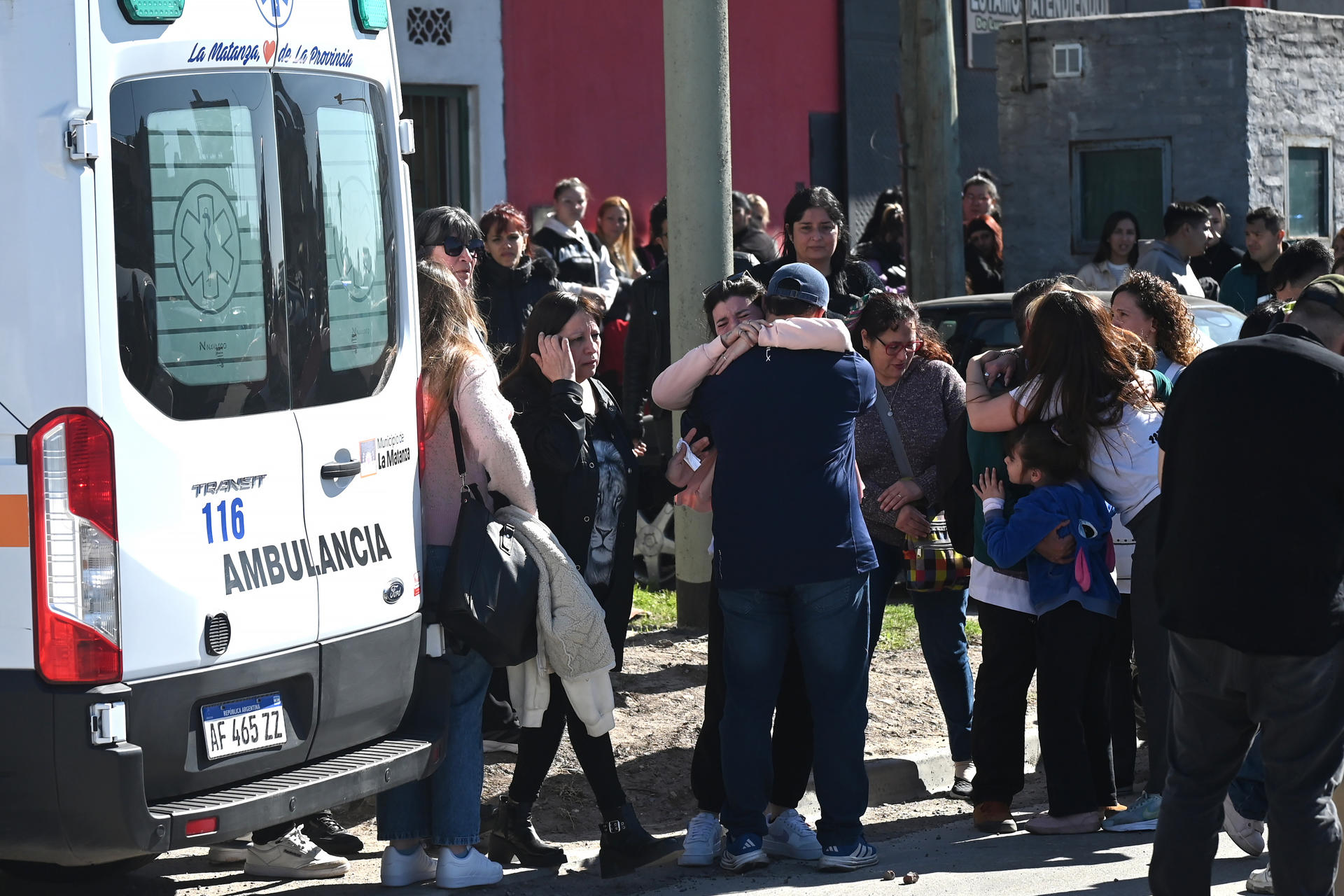 Familiares de las jóvenes asesinadas Brenda del Castillo y Morena Verdi se abrazan afuera del velatorio en el barrio San Justo este jueves, en Buenos Aires (Argentina). EFE/ STR