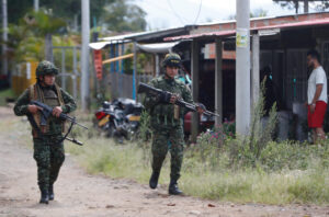 Fotografía de archivo que muestra a militares que vigilan una zona rural donde operan disidentes de las FARC en el departamento de Cauca (Colombia). EFE/Ernesto Guzmán