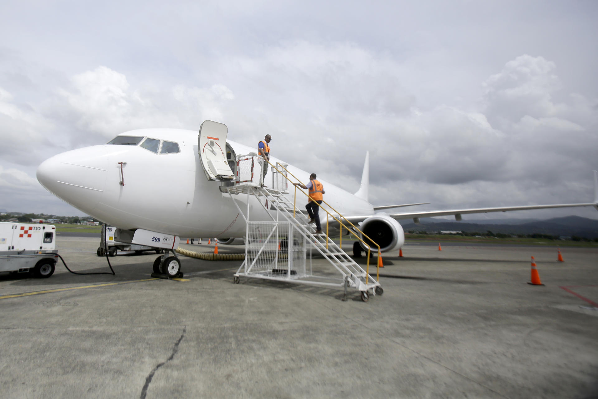 Personas supervisan un avión modelo 737-800 Boeing Converted Freighter (BCF) de la aerolínea Copa Airlines Cargo este miércoles, en Ciudad de Panamá (Panamá). EFE/ Carlos Lemos
