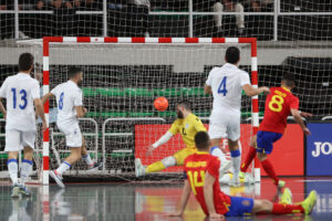 El delantero de la selección española de fútbol Sala Adolfo (d) dispara a puerta durante un partido contra Chipre. EFE/ Jero Morales