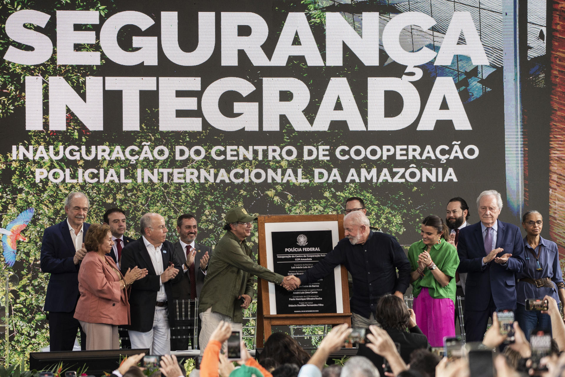 El presidente de Brasil, Luiz Inácio Lula da Silva (cd), acompañado de su homólogo de Colombia, Gustavo Petro (ci), y la vicepresidenta de Ecuador, Maria José Pinto (4d), participan en la inauguración del Centro de Cooperación Policial Internacional de la Amazonía (CCPI Amazônia) este martes, en Manaus (Brasil). EFE/ Raphael Alves
